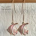 Orecchini pendenti in ottone  con ciondoli smaltati a pesciolino rosa 