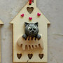 Decorazione da appendere con casetta in legno con gatto in fimo