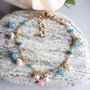 braccialetto con ciondoli di pietre azzurre e perle