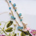 braccialetto con ciondoli di pietre azzurre e perle