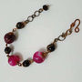 Bracciale in rame  con agate fucsia e perle in  onice nera