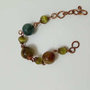 Bracciale in rame  con agate  verdi schiuma  e perle 