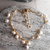 braccialetto dorato con ciondoli di perle