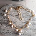 braccialetto dorato con ciondoli di perle