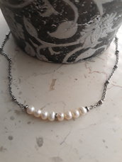 collana in acciaio con piccole perle centrali