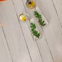 Orecchini pendenti tondi in resina con fiori veri 