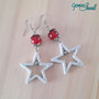 Orecchini con stelle in acrilico bianche e perle crackle rosse