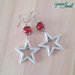 Orecchini con stelle in acrilico bianche e perle crackle rosse