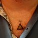 Collana maschile con pendente triangolare