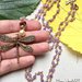 Collana lunga a rosario con pietre dure viola e ciondolo libellula