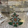 Decorazione natalizia a forma di albero con mandala