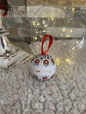 Pallina di Natale di legno decorata con mandala