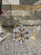 Decorazione natalizia a forma di fiocco di neve con mandala
