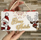 Fuori porta natalizio di legno con personaggi natalizi, scritta e mandala