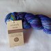 Filato Urth Uneek Fingering - merino tinto a mano - toni del blu/viola/verde acido 