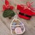 SET: 3 decorazioni natalizie.Fatte a mano,lana,crochet.Giubba Babbo Natale,Casetta,Albero.Fornite di nastri.Personalizzabili,anche separate.