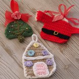 SET: 3 decorazioni natalizie.Fatte a mano,lana,crochet.Giubba Babbo Natale,Casetta,Albero.Fornite di nastri.Personalizzabili,anche separate.
