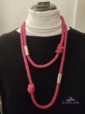 Collana di lana rosa con decorazioni