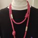 Collana di lana rosa con decorazioni