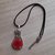 Collana con pendente gatto wire art e fiori rosso e verde