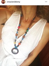 collana della felicità, perle in legno di varie forme e colori e cordino in raso spesso blu