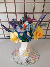Composizione di 3 tipi di fiori ad uncinetto: iris, narcisi e lavanda