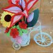 Composizione di fiori sulla bicicletta 