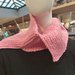 Scaldacollo rosa fatto a mano ai ferri con lana merinos
