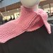 Scaldacollo rosa fatto a mano ai ferri con lana merinos