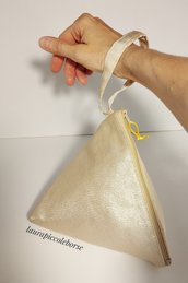Piccola borsa a triangolo da polso in lamet color oro