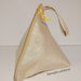 Piccola borsa a triangolo da polso in lamet color oro
