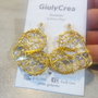 Orecchini donna wire pendenti in alluminio colore oro con cristalli trasparenti e cangianti.
