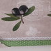 Copriforno a fantasia olive verdi con bordo verde erba a pois e pizzo stile provenzale 
