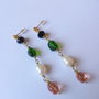 Orecchini donna pendenti in ottone con perle in vetro di murano , perle di fiume e cristalli neri