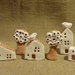 3 Casette e alberelli in miniatura di ceramica - scolpite a mano