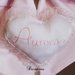 Fiocco nascita rosa cuore con nome ricamato in cotone e merletto di organza