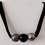 Collana handmade in fettuccia nera con perle in resina colorate.