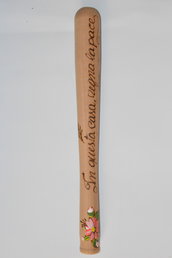 Manganello in legno con scritta. cm 46