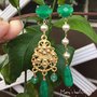 Orecchini pendenti asimmetrici con pietre dure verdi, zama e perle