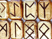 Rune celtiche in ceramica con doratura in foglia oro 