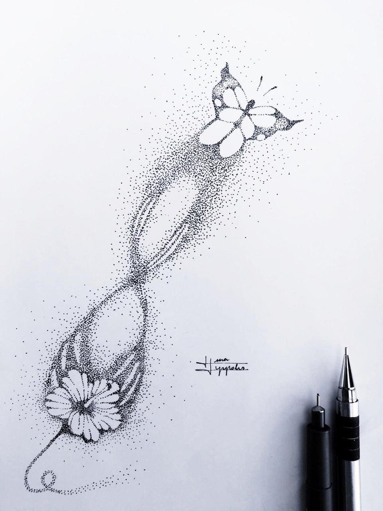 Disegno di farfalla e fiore con tecnica puntinato con pennino e