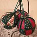 Tris di palle per albero di Natale, decorate con tessuto natalizio