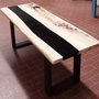 Tavolino in legno massello e resina nera