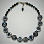 Collana con fedi in acrilico simil madreperla nera e mezzi cristalli blu denim trasparenti