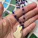 Collana lunga a rosario con pietre dure blu e ciondolo gatto in zama 