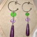 Orecchini lunghi con semicerchi in acciaio e cristalli verde brillante e lilla con goccia pendente di pietra di Agata viola