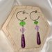 Orecchini lunghi con semicerchi in acciaio e cristalli verde brillante e lilla con goccia pendente di pietra di Agata viola