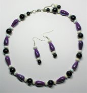 Parure collana e orecchini in ceramica viola e bianca e perline in vetro nere