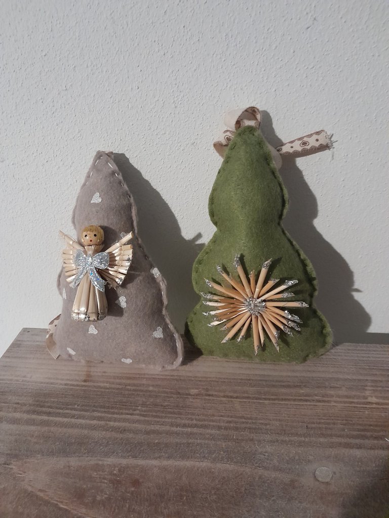 Set 2 Mini Alberi Di Natale In Feltro Verde Con Stella Rossa E Base In Legno – Altezza 25 Cm