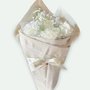 Bouquet nascita con corredino e copertina ricamata